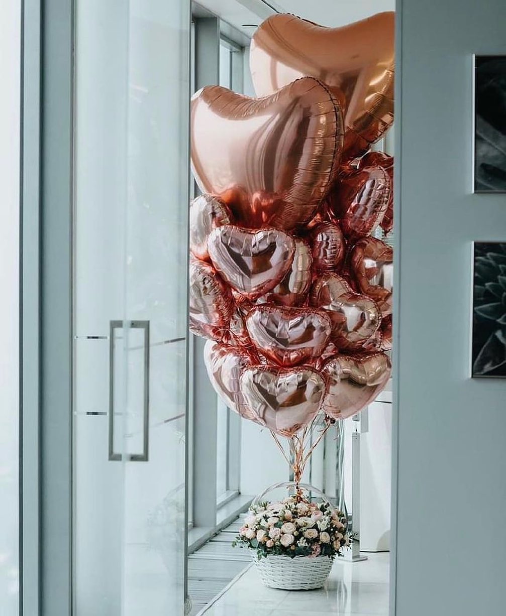 Сет из шаров и корзины с цветами "Ты-моя Вселенная"