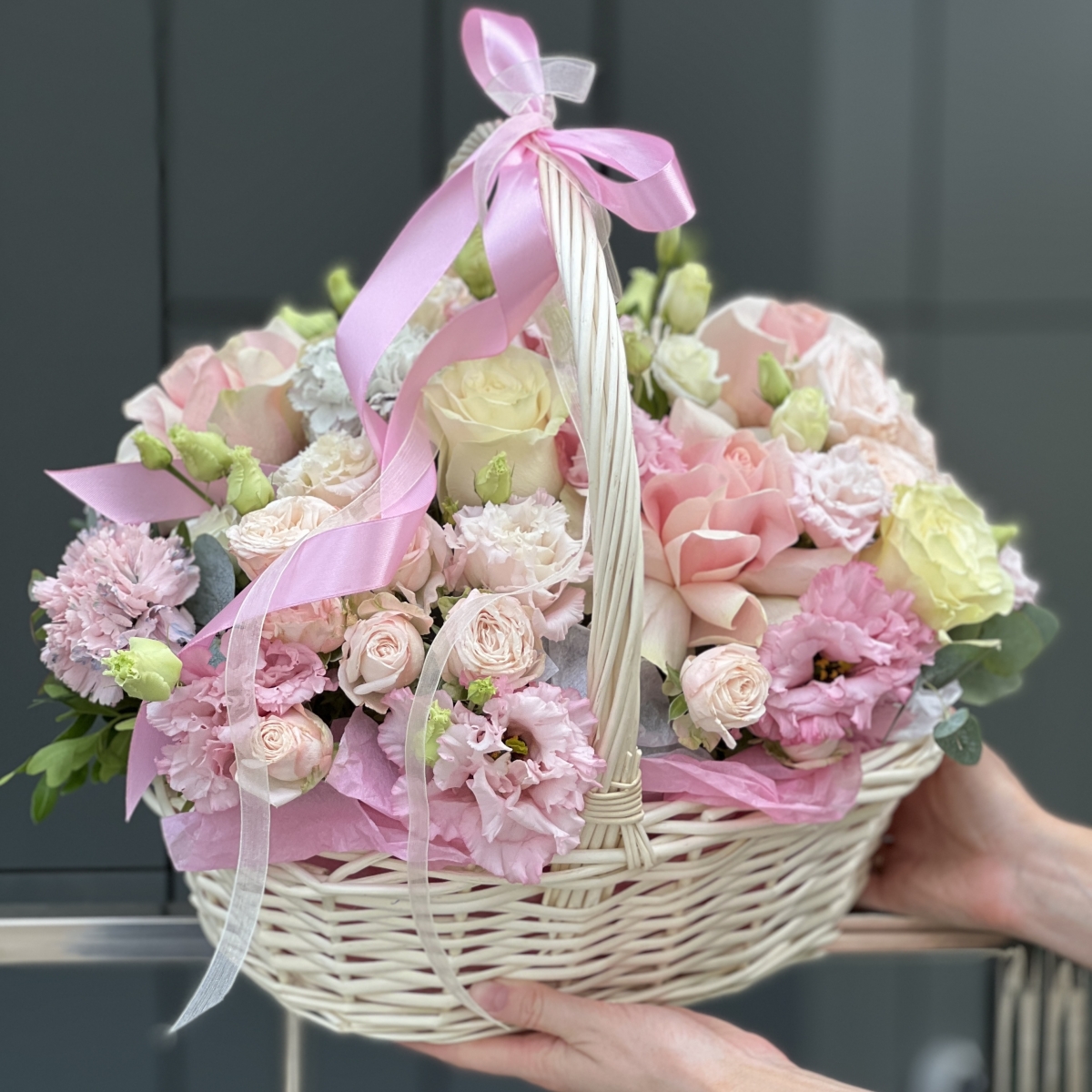 Корзина От всей души из кустовой и одноголовой розы, эустомы и зелени