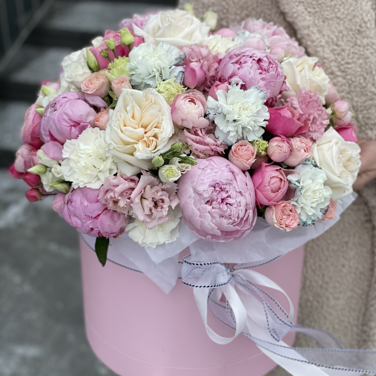 Коробка Идеал из эустомы, диануса, роз и пионов