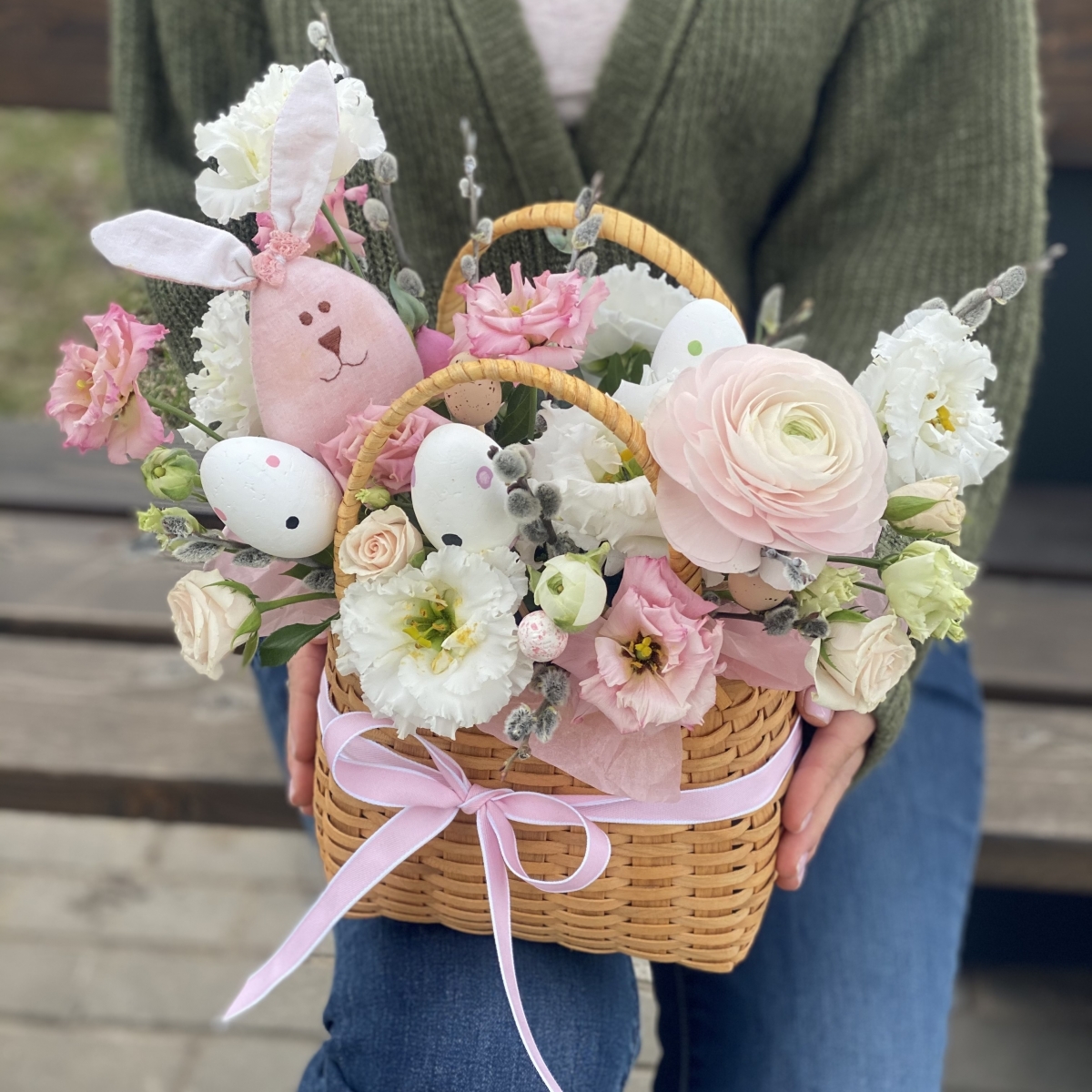 Композиция Пасхальный Зайка из эустомы, ранунклюса, роз и декора