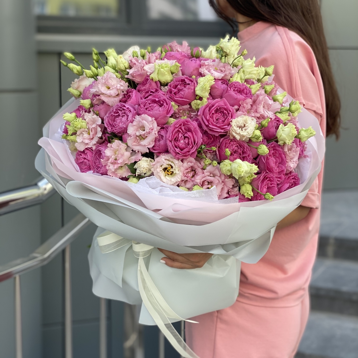 Букет Летний вечер Макси из пионовидных роз и эустомы