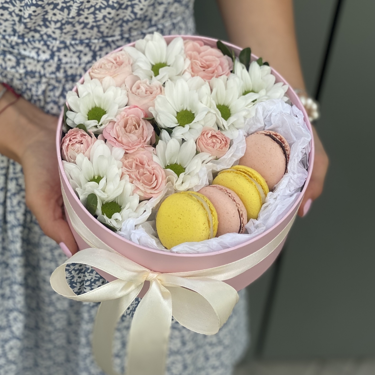 Коробочка Фламинго с розовыми и белыми кустовыми розами и macarons