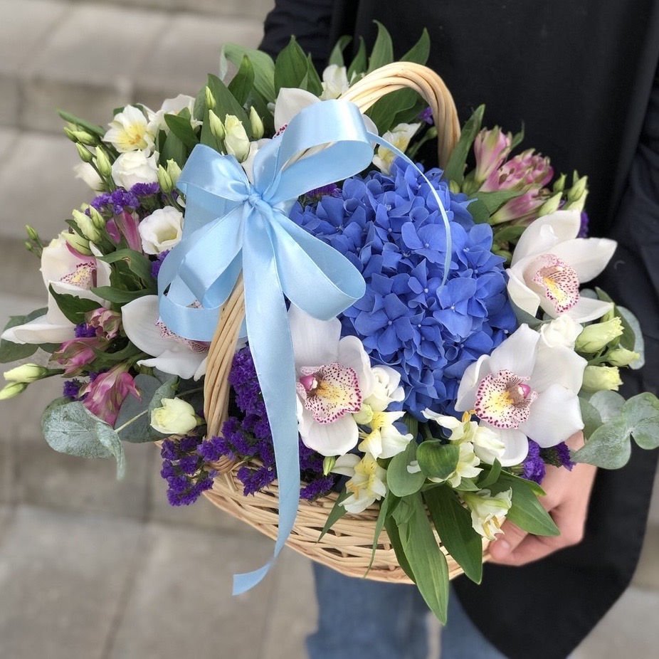 Корзина с гортензией и альстромерией Белла