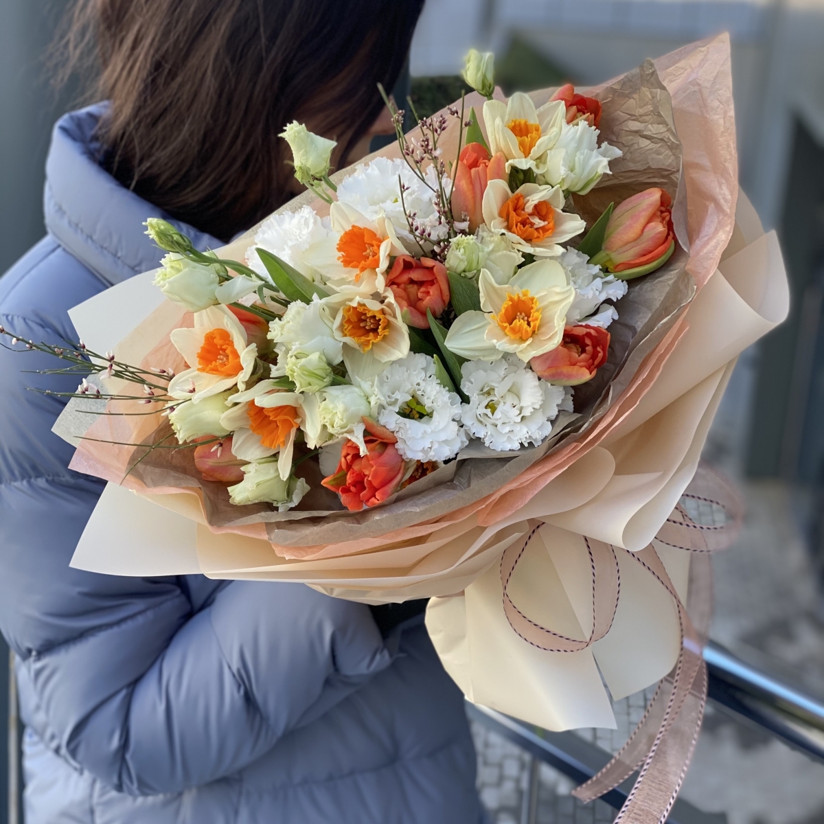 Букет Символ Красоты из нарциссов, эустомы, тюльпнов и генисты