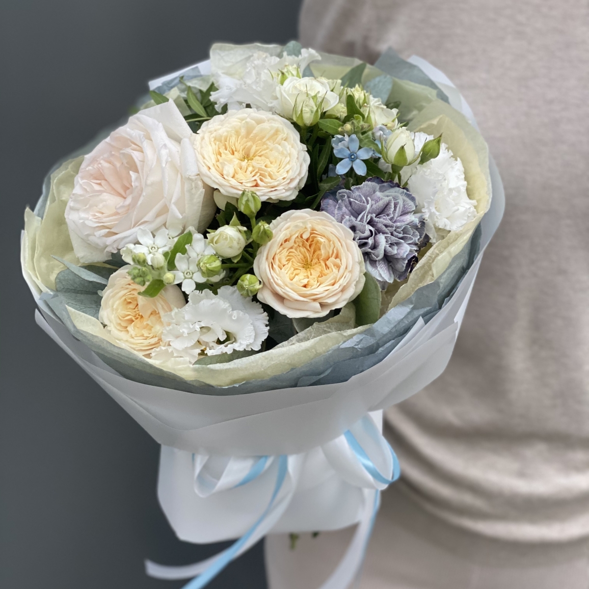 Букет Ноты Любви из кустовых роз, эустомы, оксипеталума и диантуса