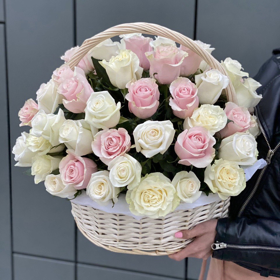 Корзина из белых и розовых роз С первого взгяда