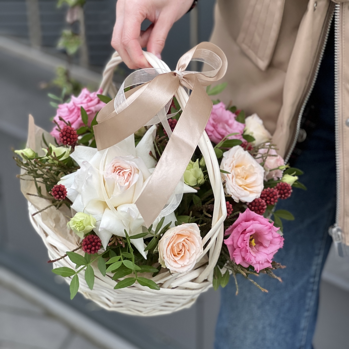 Корзинка Лесная фея из роз, эустомы, брунии и зелени