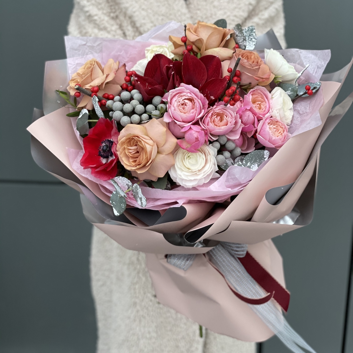 Букет Корица из амарилиса, роз, бринии и анемона