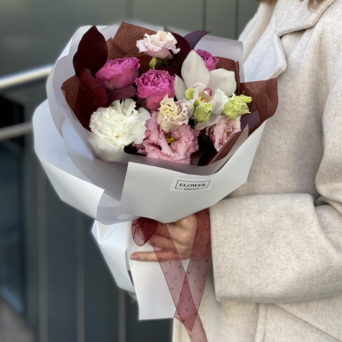 Букет из пионовидной кустовой и одноголовой розы, эустомы, скиммии и лагуруса Любящее сердце