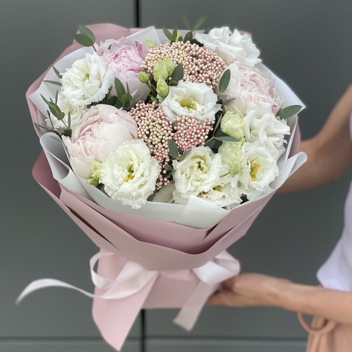 Букет Каролина из пионов, эустомы и озотамнуса