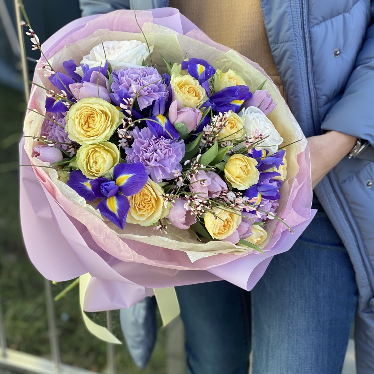 Букет Алгоритм Любви из тюльпанов, кустовой розы, генисты, ирисов и диантуса