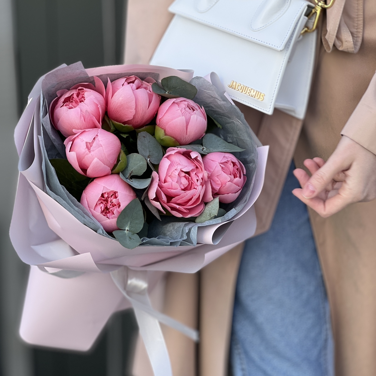 Букет Салмон из 7 пионов и эвкалипта