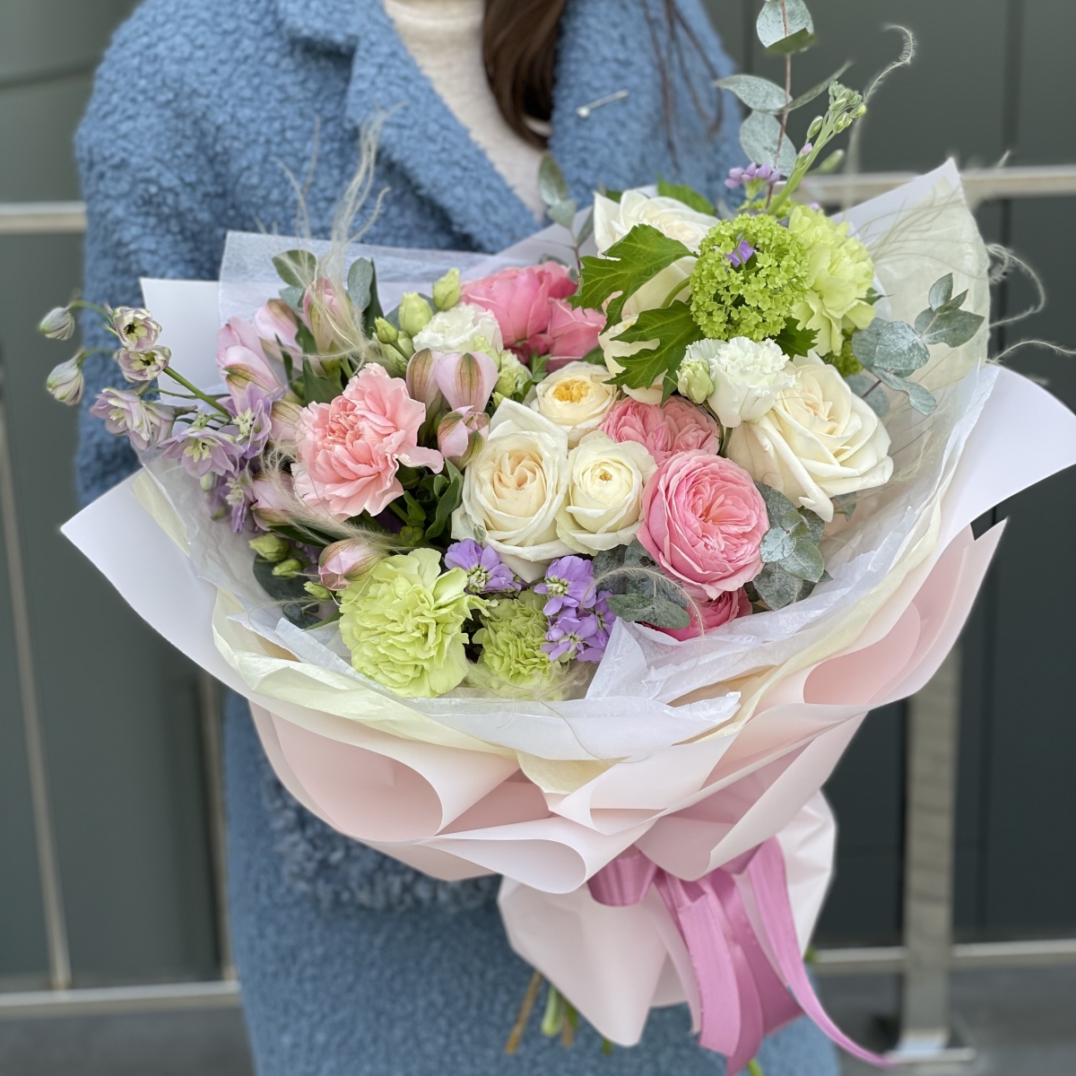 Букет Валери из дельфиниума, момоки, тюльпанов и роз