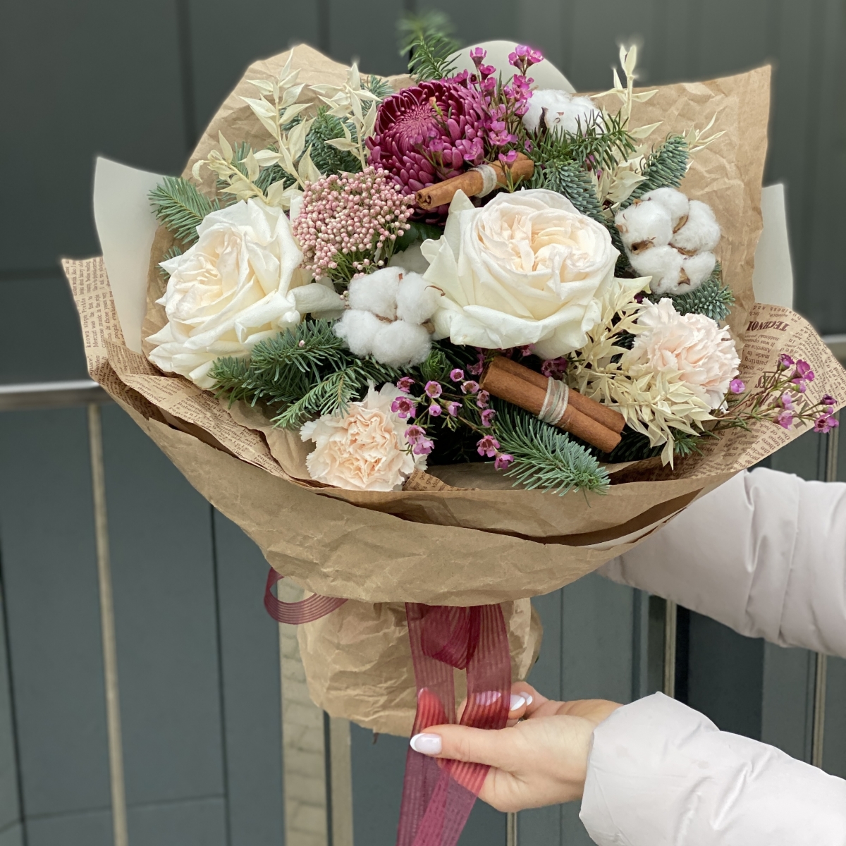 Букет Кравтовый нишан из нобилиса, хлопка, корицы, роз, рускуса и диантуса