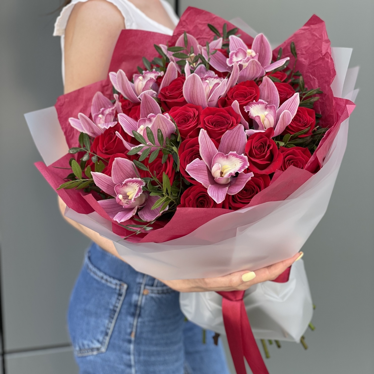 Букет Бурж с красными розами и цимбидиумом