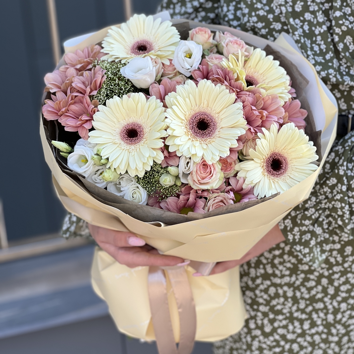 Букет Зеленая гавань из гербер, эустомы, трахелиума, кустовых роз и зелени