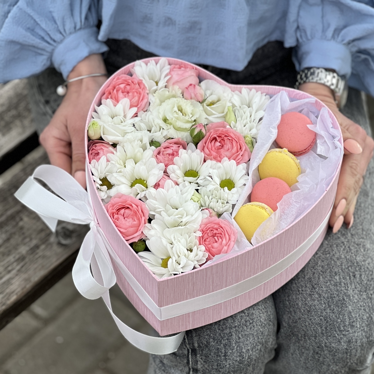 Коробка Лакримоза из кустовой розы, хризантемы