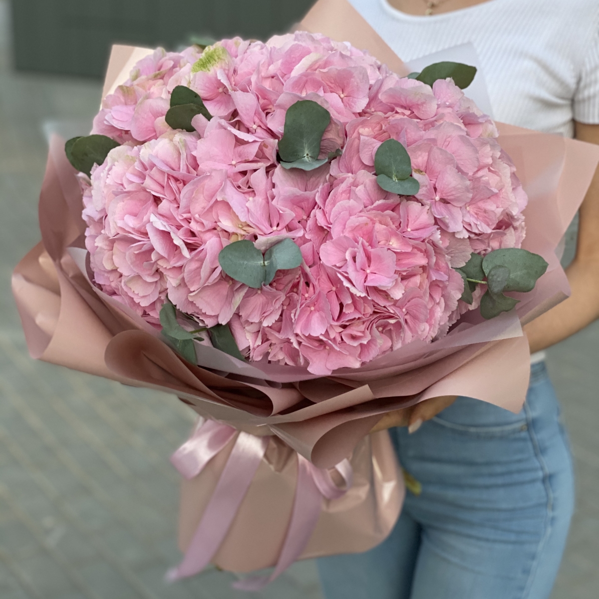 Букет Благородный вкус из хризантемы, фрезии, кустовой пионовидной розы и гвоздики