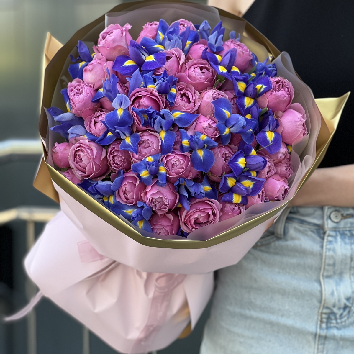 Букет Цветные пазлы Макси из ирисов и кустовой пионовидной розы