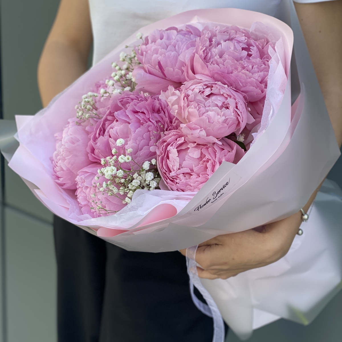 Букет Изюминка из пионов и гипсофилы