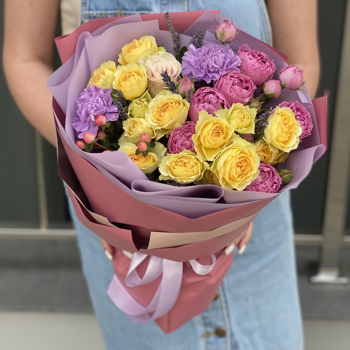 Букет из кустовой розы, гиперикума и диантуса Мелодия лета