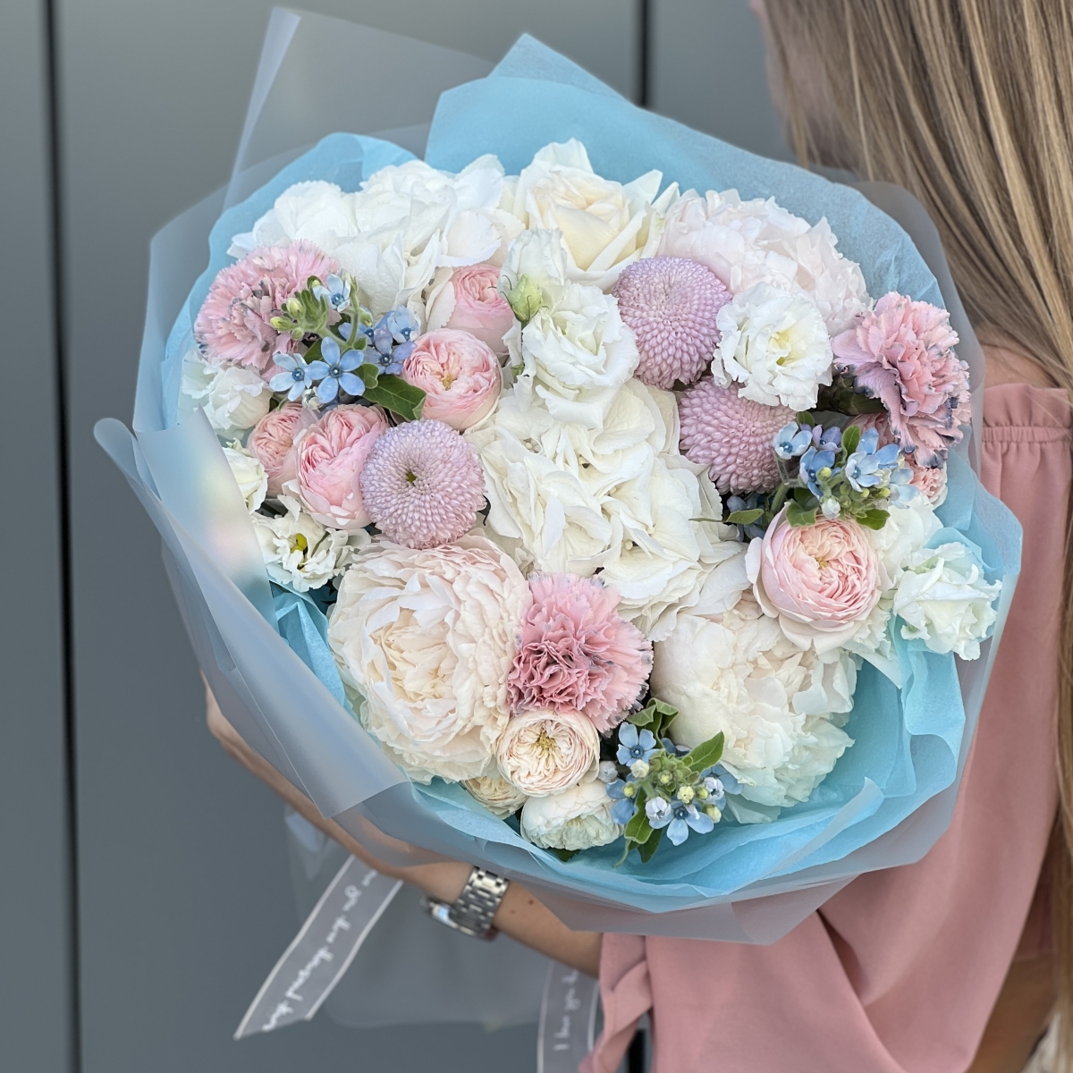 Букет Миндальное молоко из гортензий, диантуса, оксипеталума, момоки, пионов и эустомы