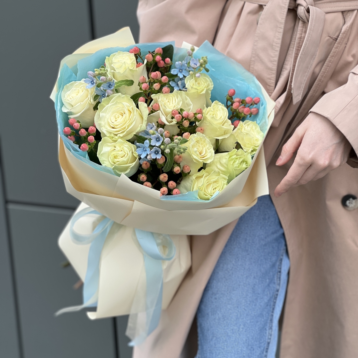 Букет Небесный из роз, гиперикума и оксипеталума