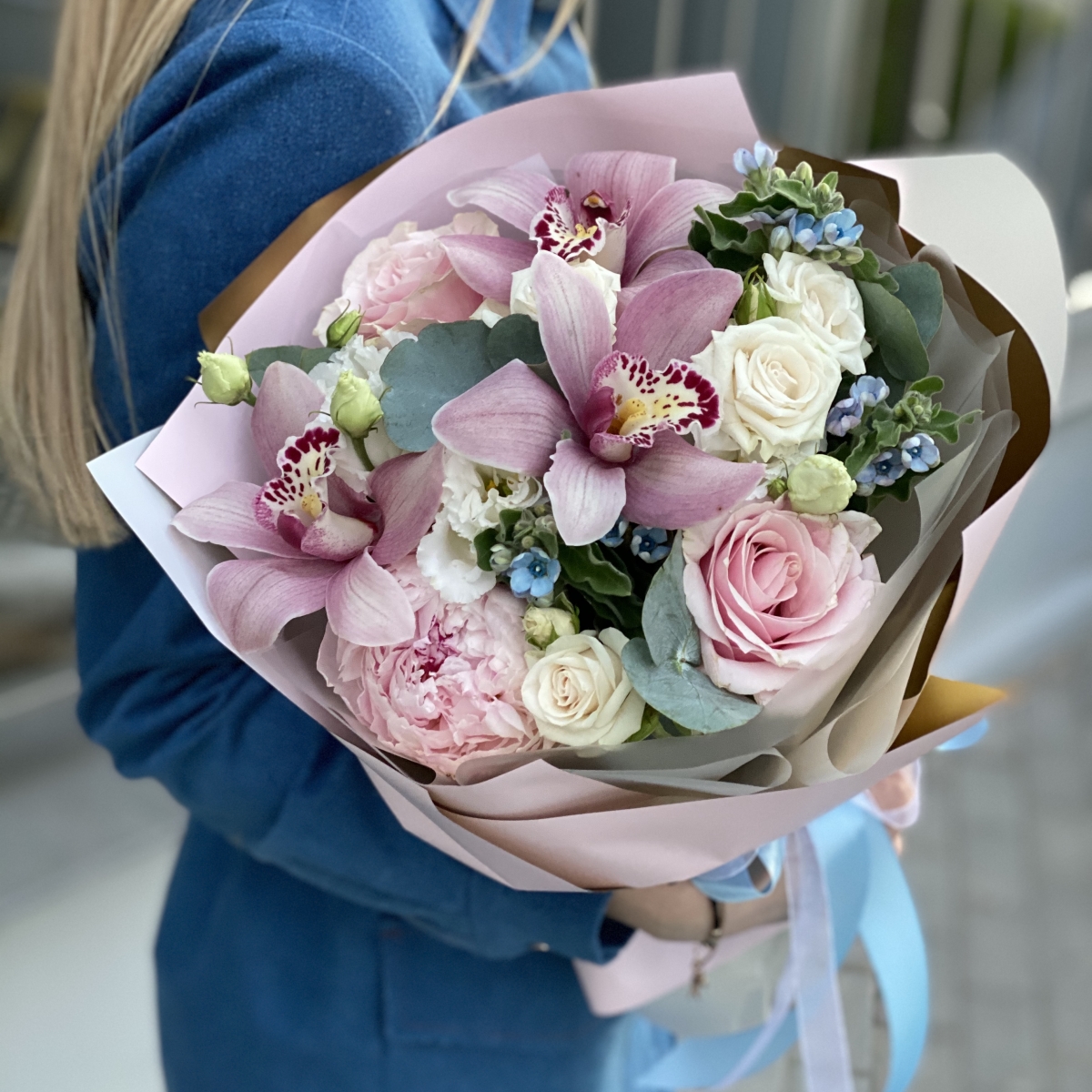 Букет из оксипеталума, цимбидиума, кустовой и одноголовой розы и пиона Изысканный