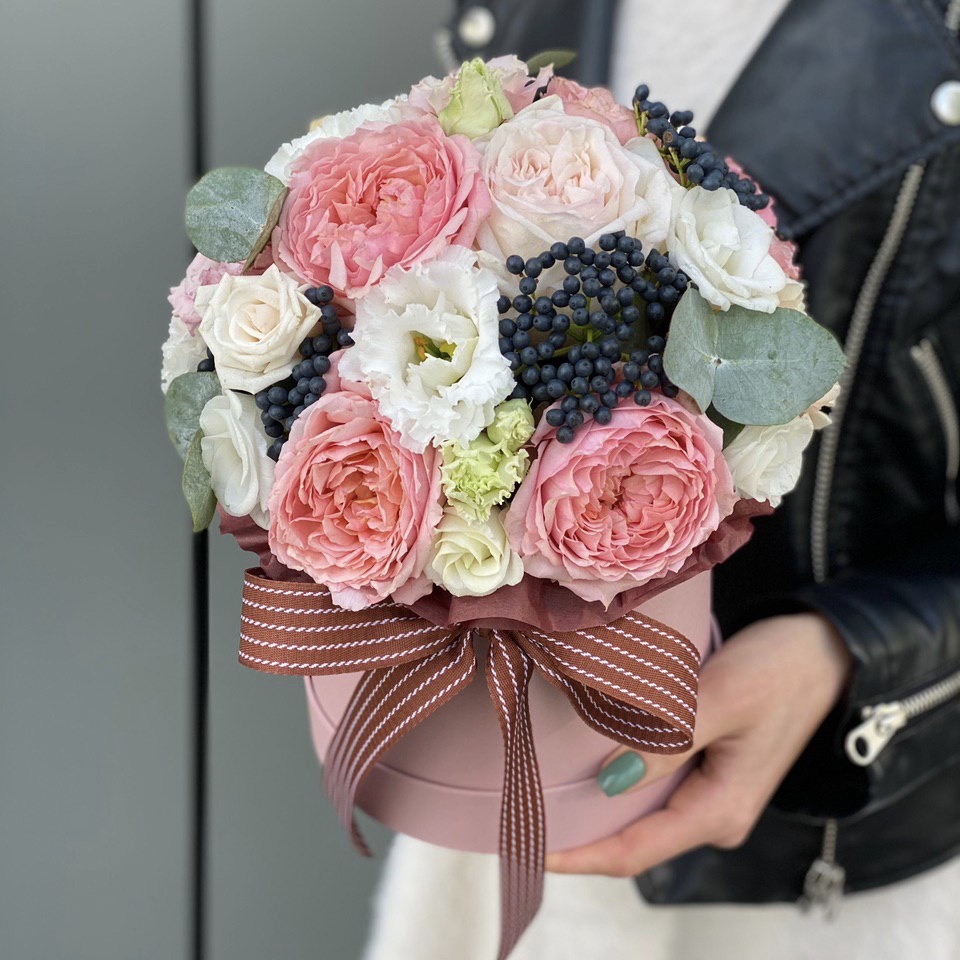 Коробка Нельва из кустовой пионовидной розы, эустомы, вибурнума и диантуса