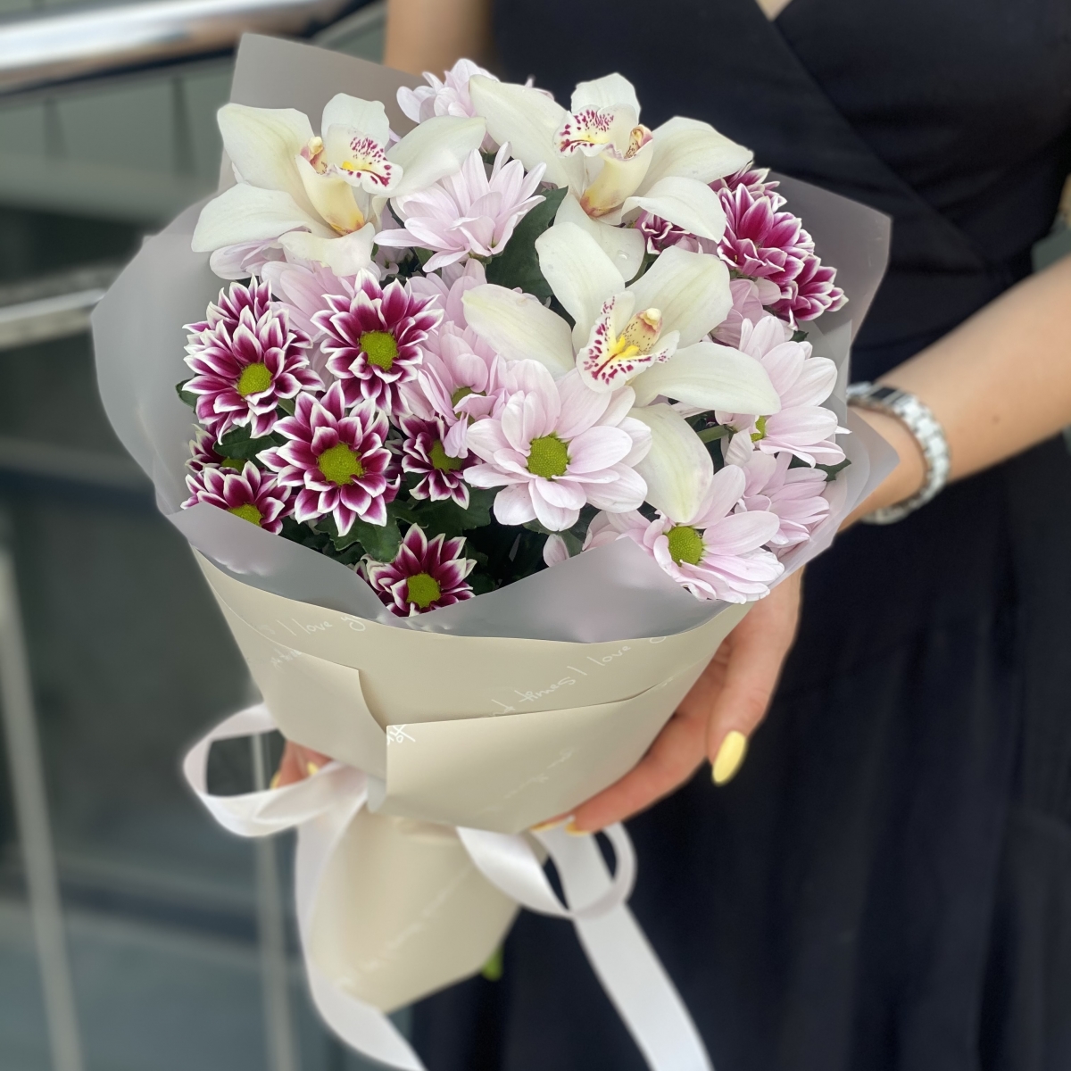 Букет Шелест из хризантемы и цимбидиума