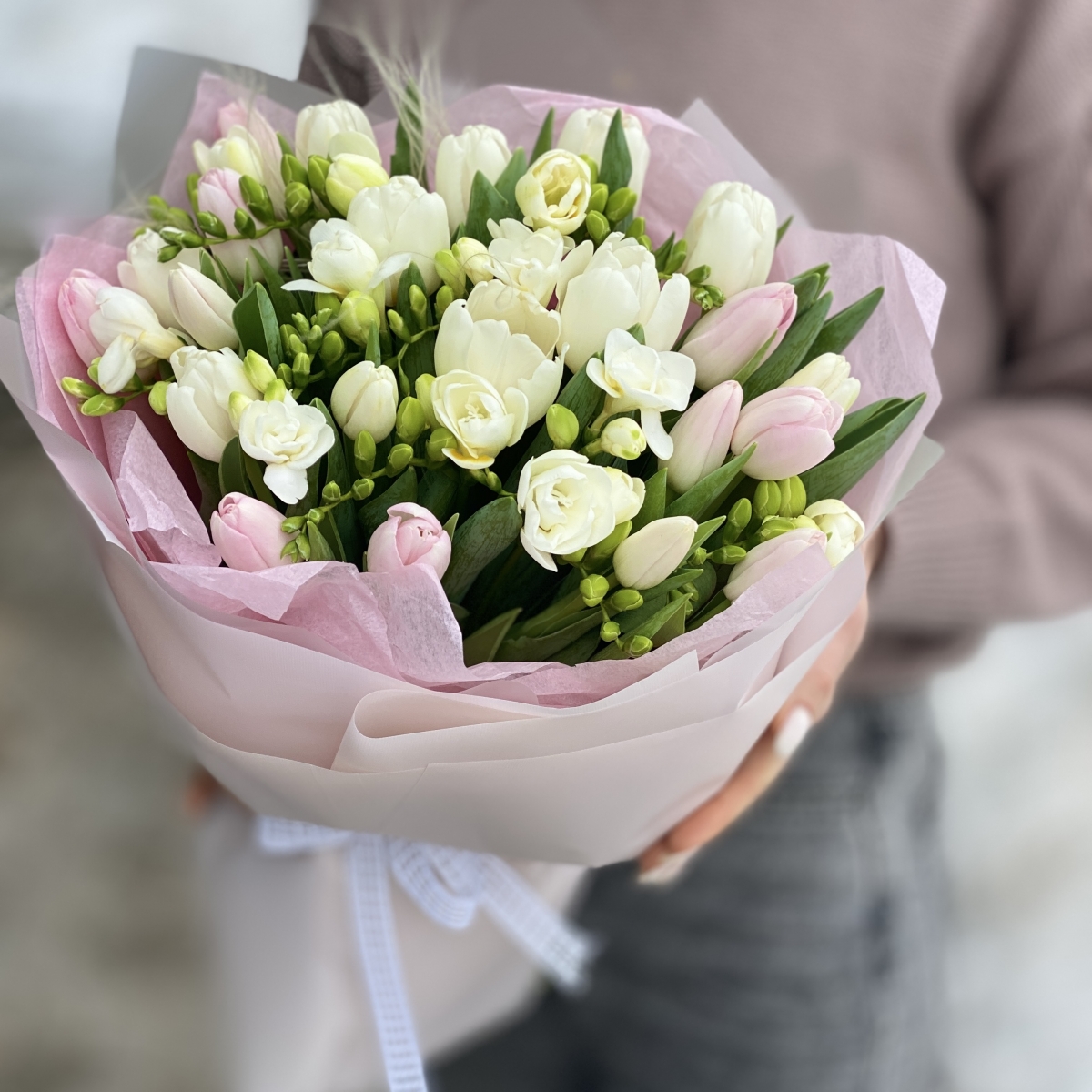 Букет Феллини из тюльпанов, фрезии и стифы