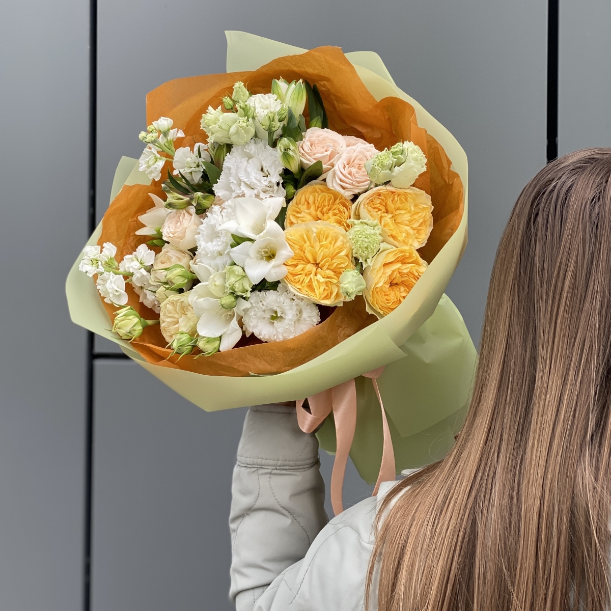 Букет Матильда из эустомы, фрезии, маттиола, альстромерии, роз сорта каталина, виктор и софи