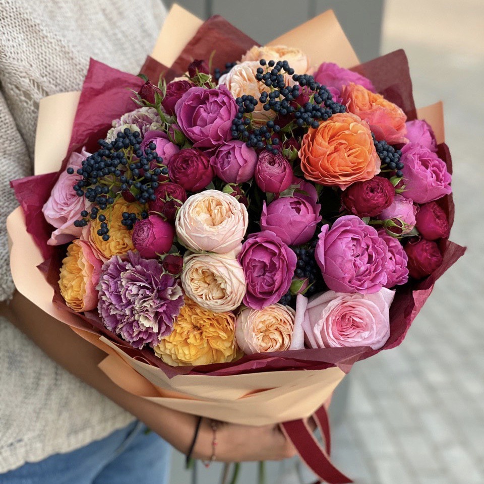 Букет из пионовидных кустовых роз, диантуса и вибурнума Цветные сны
