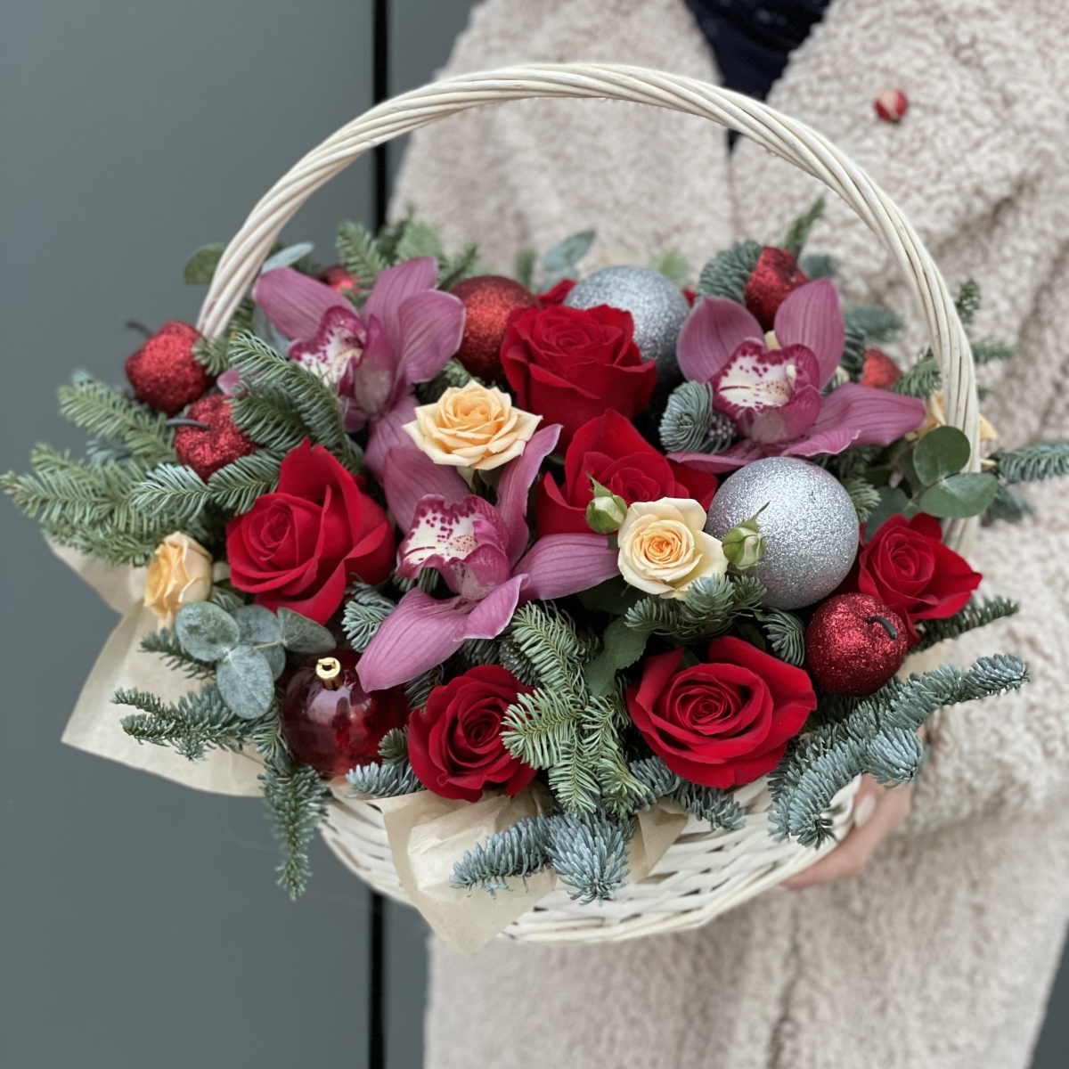 Зимняя композиция №6 с розами, цветками орхидеи и новогодним декором