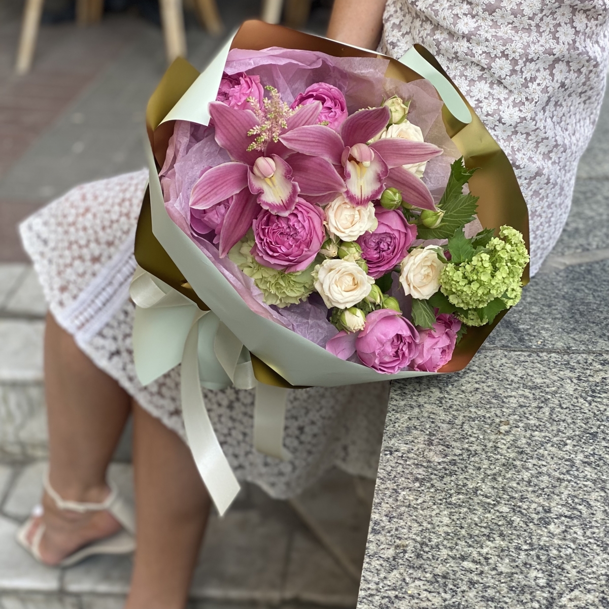 Букет Нефрит из цимбидиума, вибурнума, роз и цимбидиума