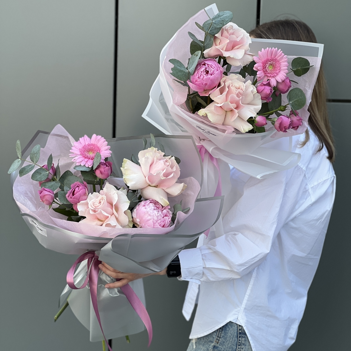 Букет Возвращение Лета из роз, мини герберы, пиона и эвкалипта