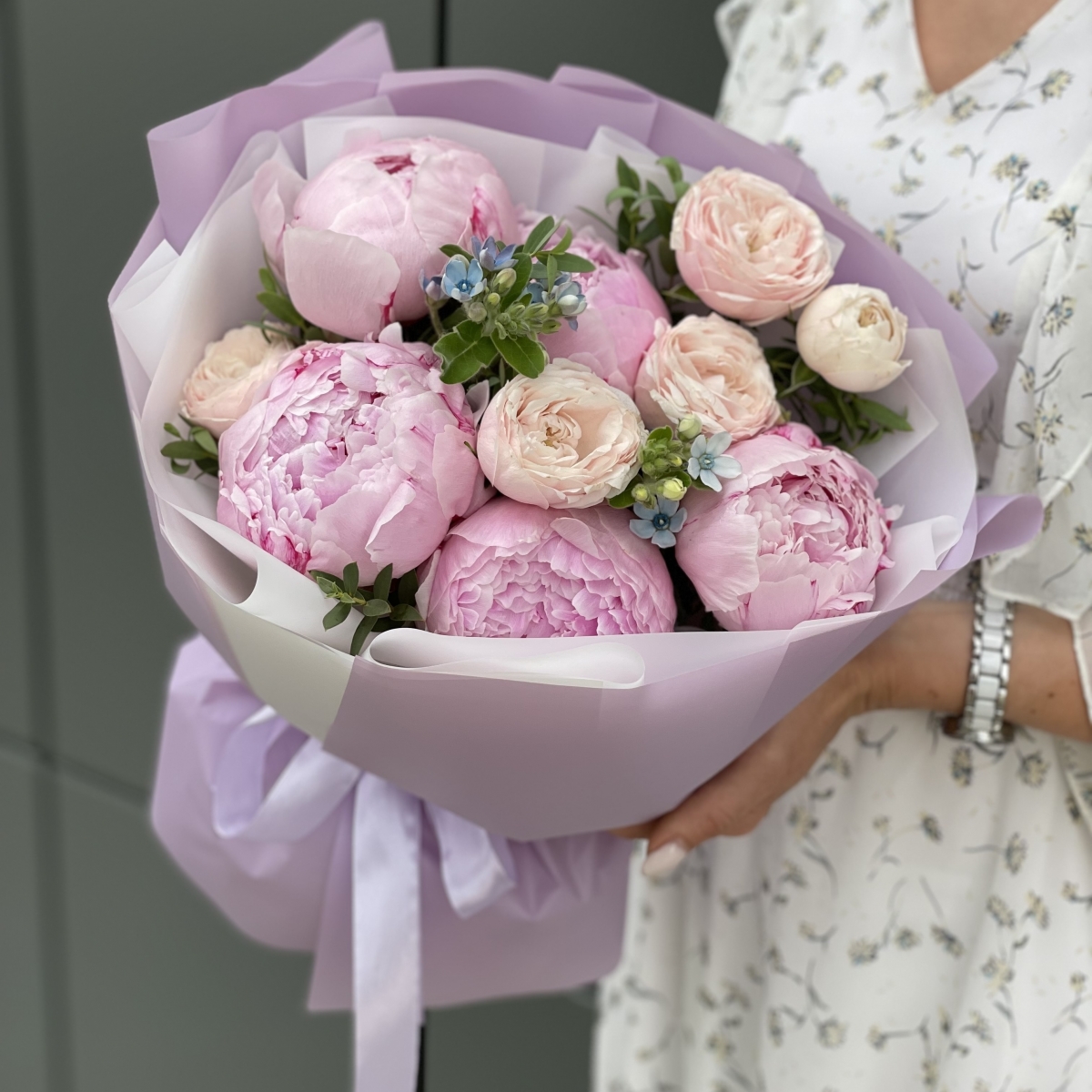 Букет Элен из пионов, пионовидной розы, оксипеталума и эвкалипта