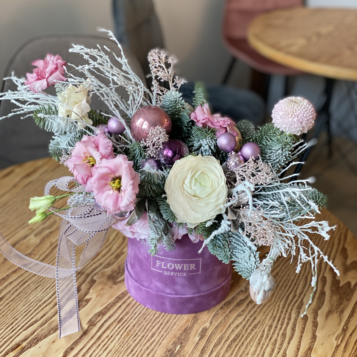 Коробка бархатная Любимый праздник из ранункулюса, нобилиса и декора