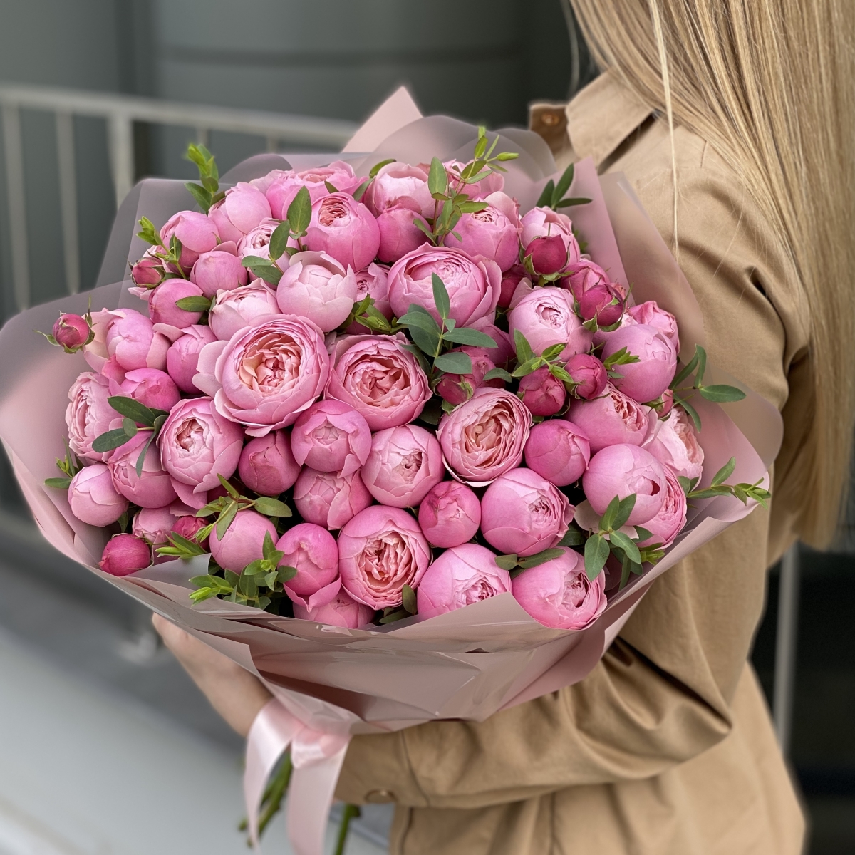 Букет Кэмирон из 15 веток кустовой пионовидной розы и эвкалипта