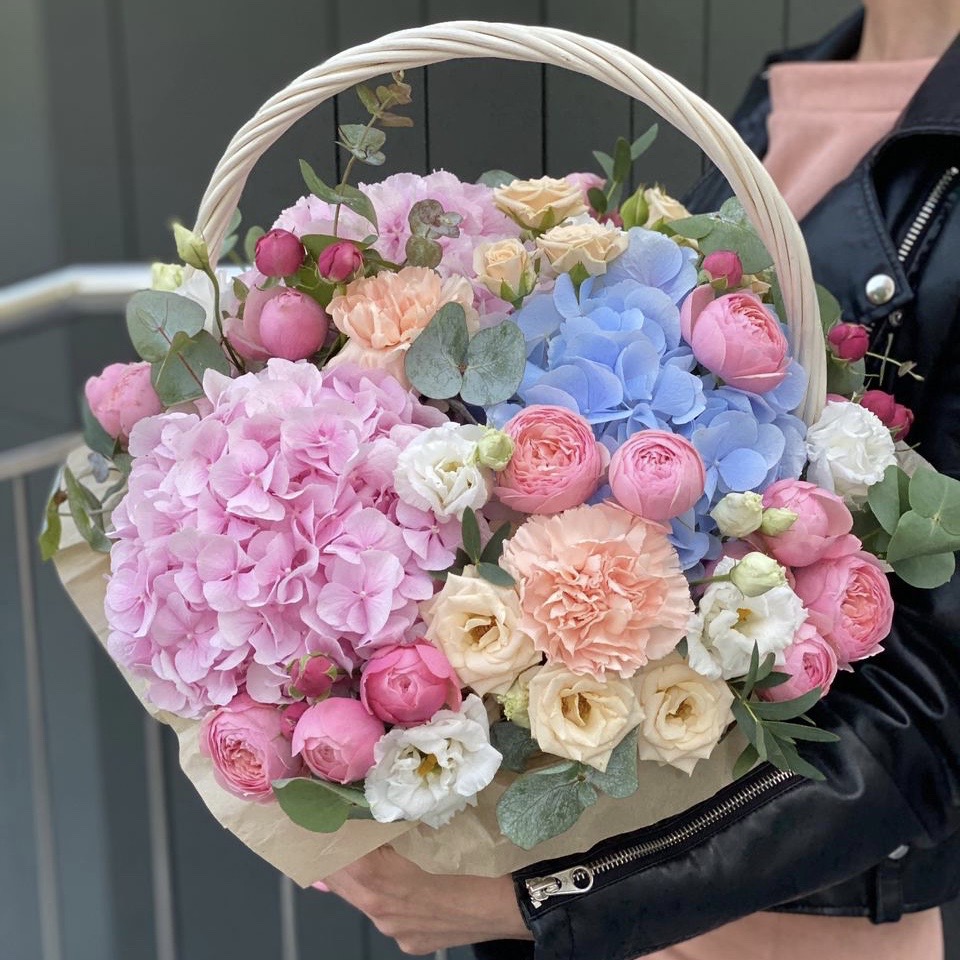 Корзина из гортензий, кустовых роз и эустомы Вирджиния