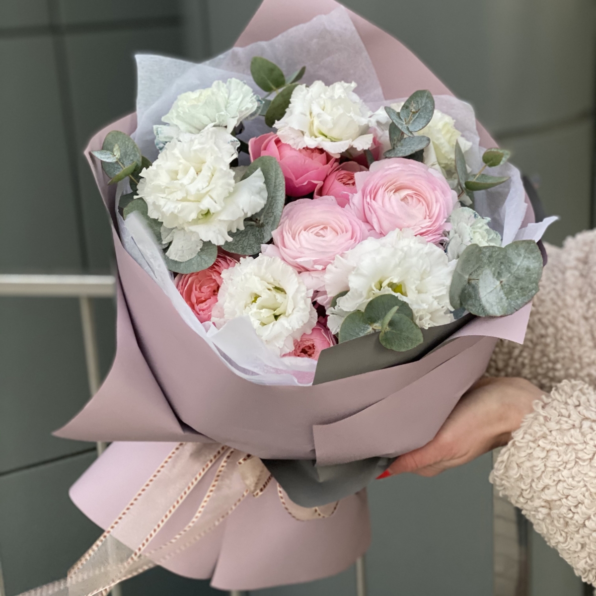 Букет из ранункулюсов, эустомы и пионовидной розы Лебединое озеро