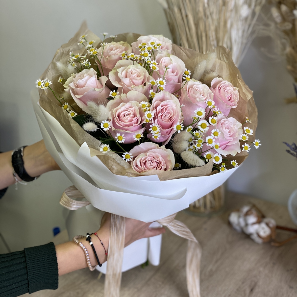 Букет Весенняя легенда из роз и ромашек (танацетума)