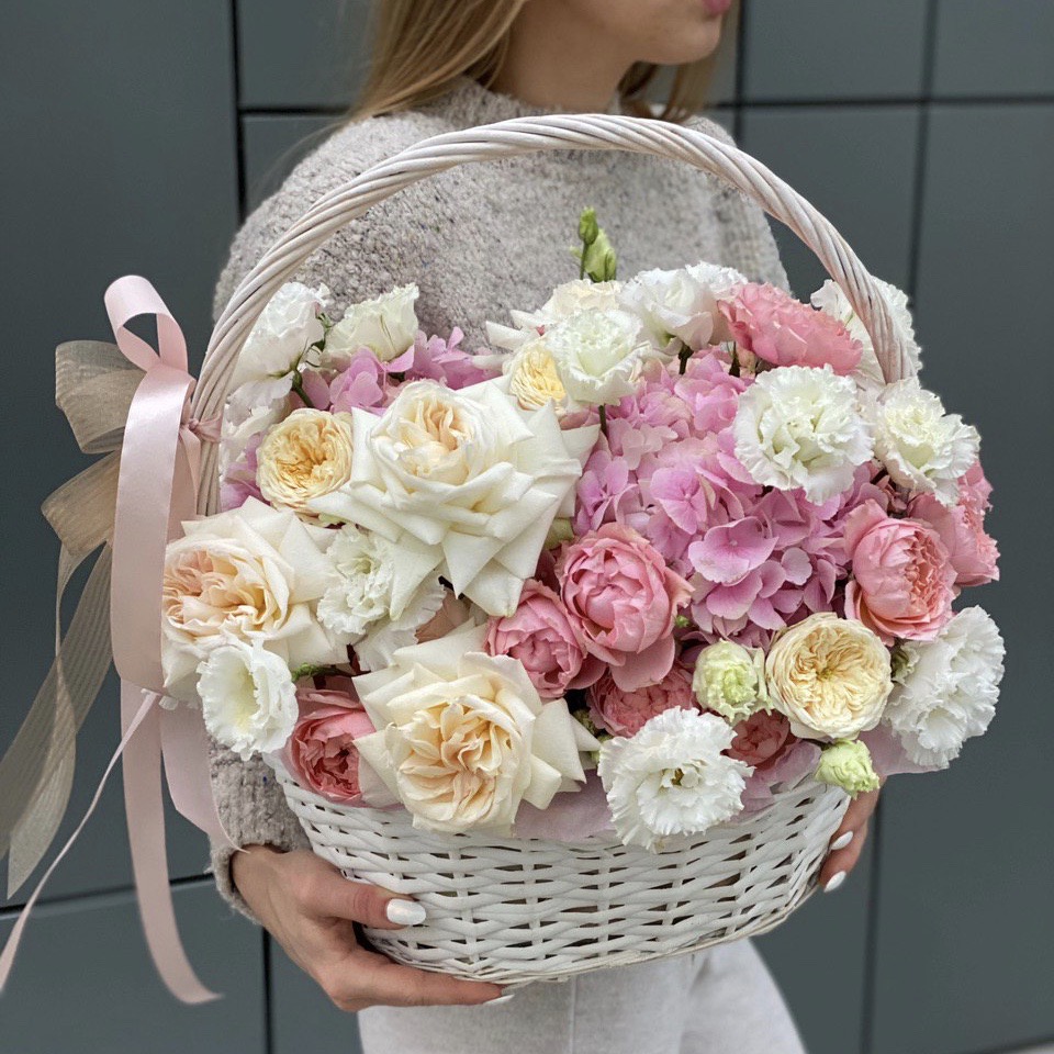 Корзина из гортензии и кустовых пионовидных роз Танец чувств