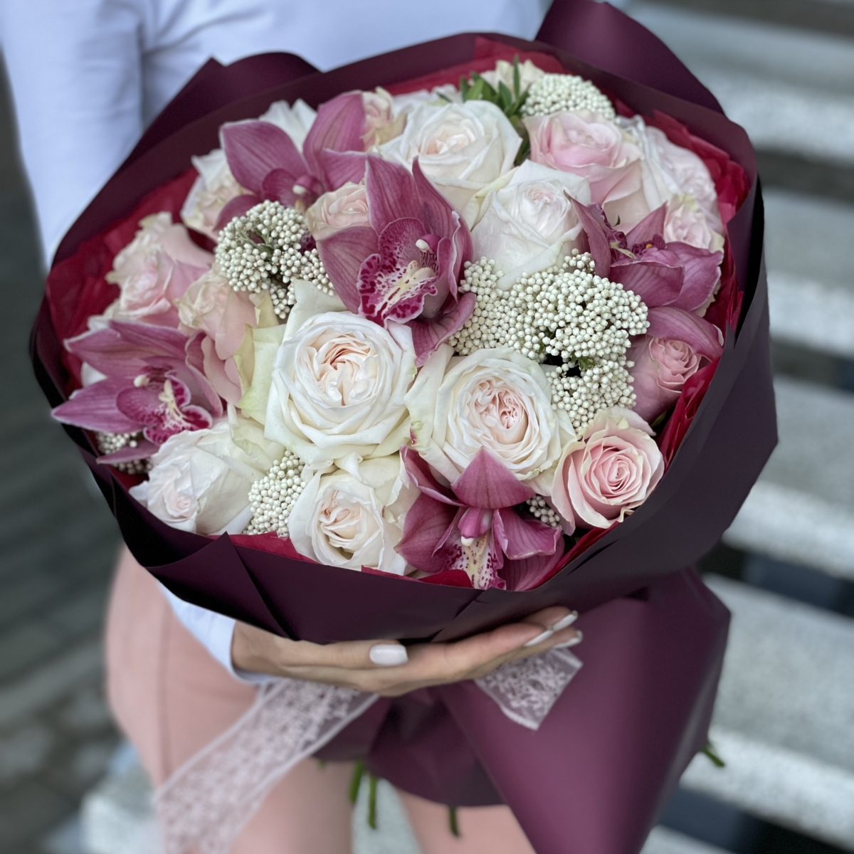 Букет Диадема из озотамнуса, цимбидиума и роз сорта Пинк Мондиал и Охара