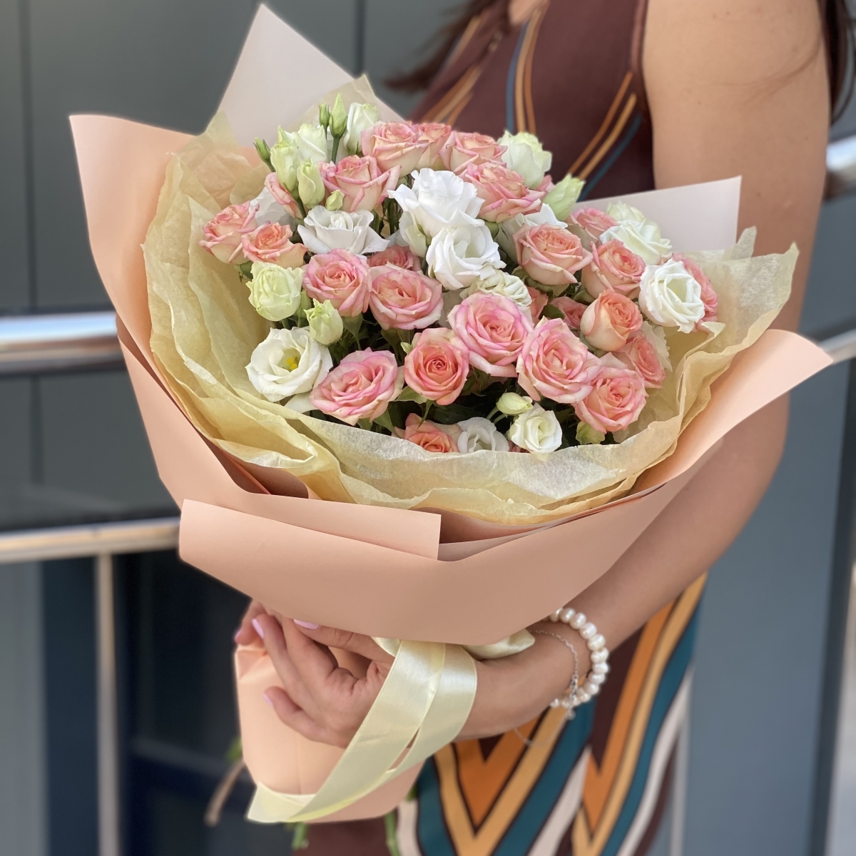 Букет Время года из кустовой розы и эустомы