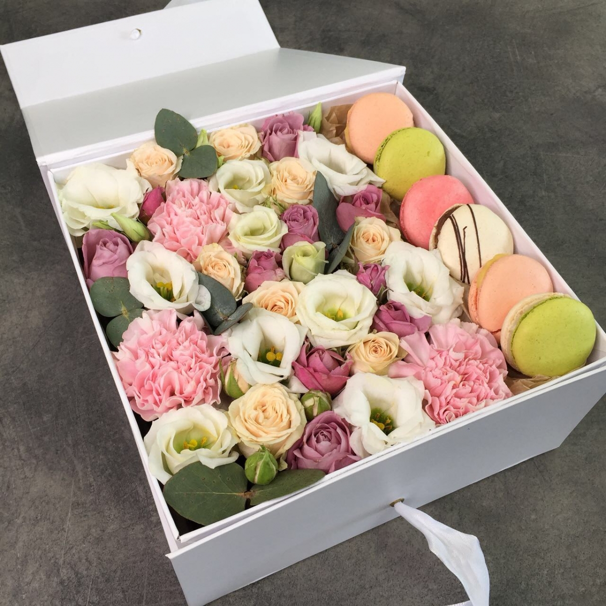 Коробочка macarons с кустовой розой и эустомой Волшебство