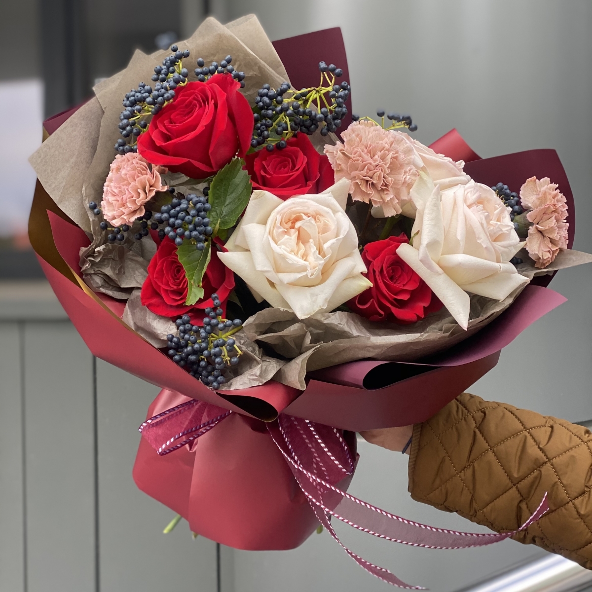 Букет Осенний поцелуй из вибурнума, роз и диантуса