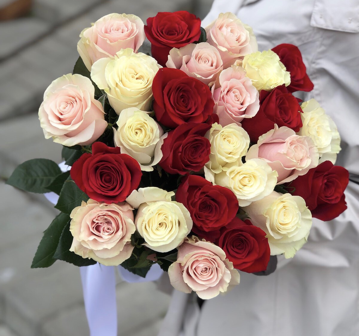 Букет из красных, белых и розовых роз Бабочки внутри меня