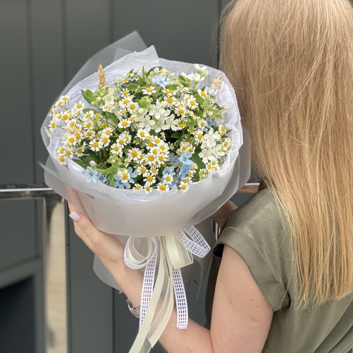 Букет Бохо из оксипеталума и танацетума