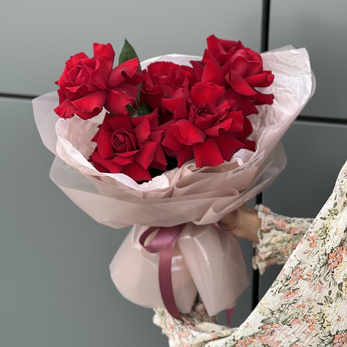 Букет Красный бархат из 5 красных роз